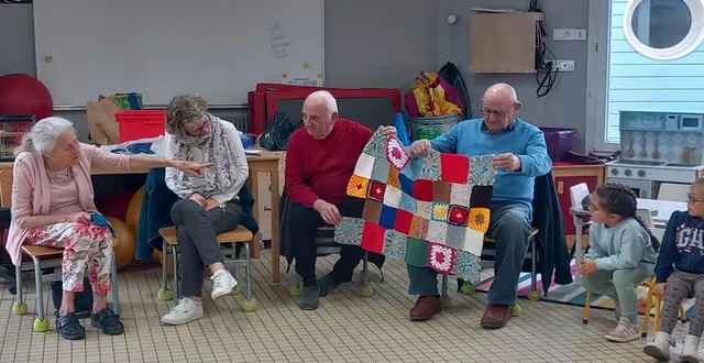 photo  les résidents ont expliqué comment ils ont réalisé cette couverture pour les restos du cœur.  &copy;  ouest-france 