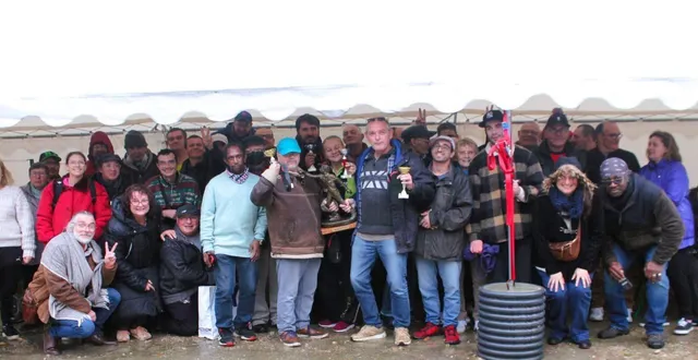 photo  nathalie dumas (accroupie, deuxième à gauche), entourée des animateurs du haut gem, de marie-claude vignaux (à gauche) du club de pétanque de mamers et des participants, lors d’une journée placée sous le signe de la convivialité et du partage.  &copy;  le maine libre 