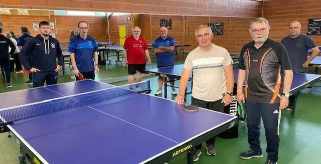 photo  ils sont moins d’une dizaine à s’entraîner tous les mardis au tennis de table. ils aimeraient élargir leur cercle de joueurs.  &copy;  le maine libre 