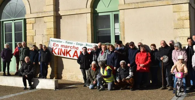 photo  les randonneurs sur le départ avec le soleil pour les accompagner.  &copy;  le maine libre 
