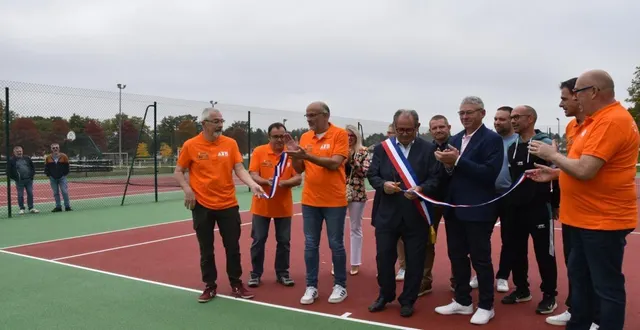 photo  le ruban a été coupé en présence de représentants du conseil municipal et du club ainsi que de sponsors.  &copy;  le maine libre 