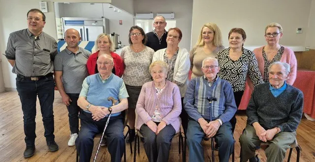 photo  les doyens germain et madeleine hubert, entourés d’henri legendre et georges grémillon, aux côtés de des bénévoles.  &copy;  le maine libre 