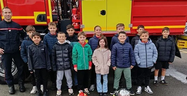 photo  les jeunes étaient fiers de pouvoir grimper dans les camions de pompiers.  &copy;  fcssm 