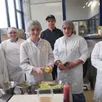 photo  une équipe de lycéens de sées, lors de la préparation du dessert, sous la conduite d’une lycéenne de flora-tristan. 