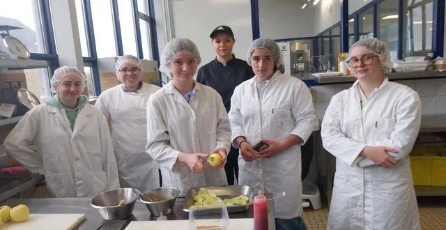 photo  une équipe de lycéens de sées, lors de la préparation du dessert, sous la conduite d’une lycéenne de flora-tristan.  &copy;  ouest-france 