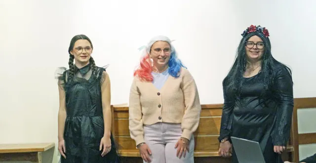 photo  les personnages de la famille addams sont bien connus des amateurs de films et séries, pour leurs singularités et leurs apparences macabres. ici : mercredi, la fille ; granny addams et morticia, la mère.  &copy;  ouest-france 