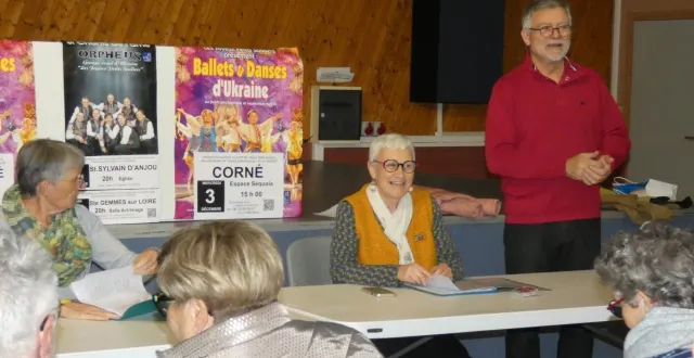 photo  salle polyvalente, mardi 4 novembre. yves chevalier (à droite), le président d’anjou-lviv ukraine, antenne locale de l’association nationale des joyeux petits souliers, a fait le point avant l’arrivée des artistes ukrainiens.  &copy;  co 