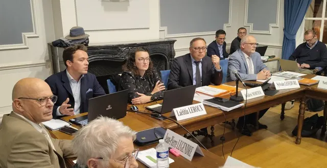 photo  renan gouband présente le projet de centrale photovoltaïque à jumelles.  &copy;  co 