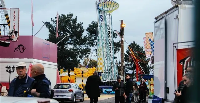 photo  un forain est resté au sommet de son manège, ce jeudi 6 novembre 2025, pour s’opposer à l’interdiction de s’installer à la foire d’automne du mans. la ville menace de fermer la fête foraine si le manège n’est pas démonté.  &copy;  ouest-france 