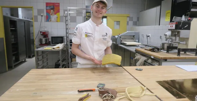 photo  antoine nivault présente une pâte à croissant pétrie au chocolat et au curcuma.  &copy;  ouest-france 