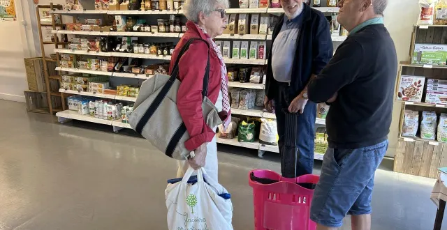 photo  le mans, vendredi 17 octobre 2025. les adhérents apprécient la convivialité de ce supermarché coopératif où tout le monde se connaît.  &copy;  le maine libre 