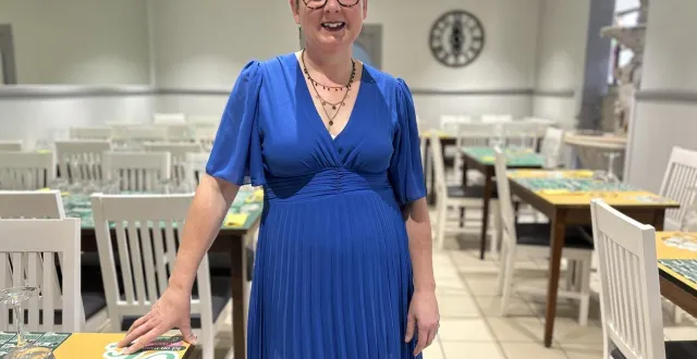 photo  amélie corvaisier dans l’une des salles de son restaurant nommé amélie & compagnie à champagné.  &copy;  ouest-france 