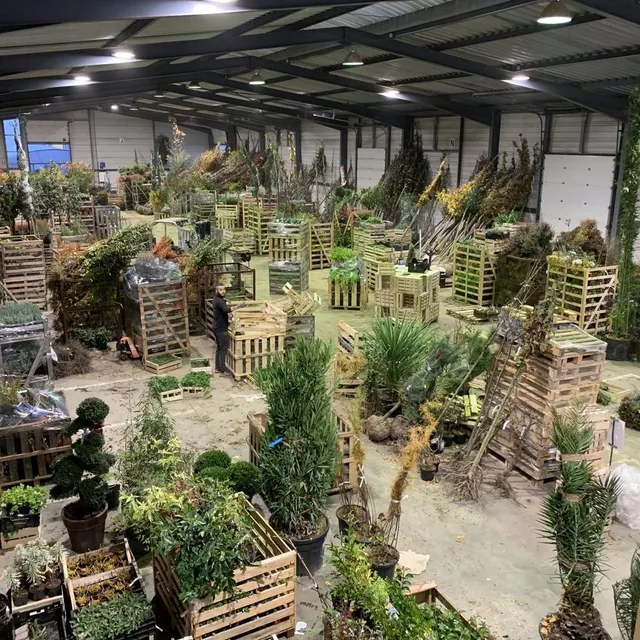 photo le hangar plein avant les livraisons.  ©  plandajou