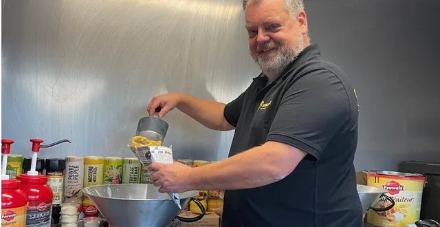 photo  tous les vendredis soir, on retrouvera sur le marché de plein vent, le camion logotisé frituur zinneke avec sasja ceymolen à la friteuse.  &copy;  ouest-france 