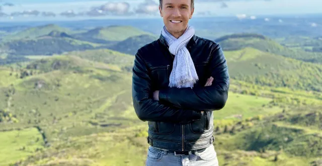 photo  cyril féraud au sommet du puy-de-dôme pour le lancement de cet épisode inédit de la carte aux trésors sur france 3.  &copy;  © cyril prod 