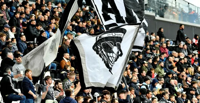 photo  à l’approche de la rencontre angers sco - aj auxerre, au stade raymond-kopa d’angers (maine-et-loire), un dispositif de sécurité est mis en place.  &copy;  archives ouest-france 