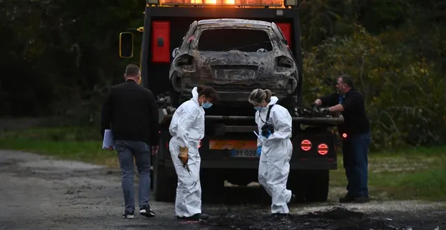 photo  la police scientifique effectue des relevés sur la scène où a été retrouvée la voiture de l’homme suspecté d’avoir percuté plusieurs personnes volontairement à l’île d’oléron, le 5 novembre 2025.  &copy;  christophe archambault / afp 