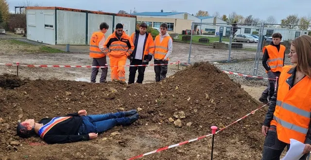 photo  les élèves de l’école des travaux publics de normandie enquêtent autour du corps factice de la victime de l’accident.  &copy;  école des travaux publics de normandie 