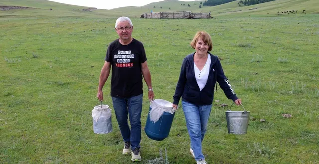 photo  didier et marie-jeanne guesdon de retour de la traite des dris, les femelles des yacks.  &copy;  didier et marie jeanne guesdon 