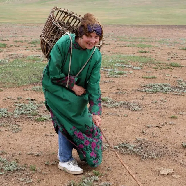 photo marie-jeanne guesdon ramasse les bouses de yacks, combustible pour la cuisine.  ©  didier et marie-jeanne guesdon