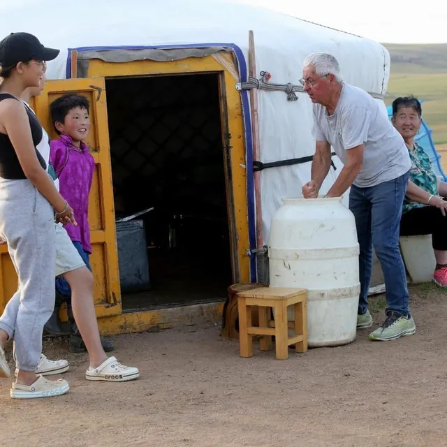 photo didier guesdon prépare l'aïrag, lait fermenté, devant la yourte.  ©  didier et marie-jeanne guesdon