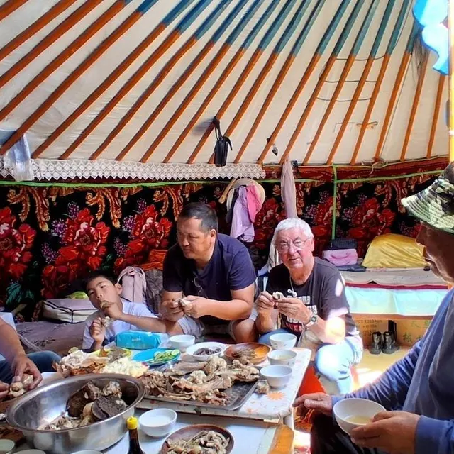 photo didier guesdon, en invité choyé, reçoit les abats de mouton. le tout arrosé de thé très léger.  ©  didier et marie-jeanne guesdon