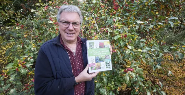 photo  pascal prieur avec son nouveau livre référence.  &copy;  ouest-france 