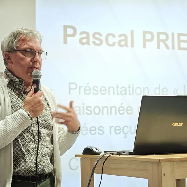 photo pascal prieur lors de sa conférence, jeudi 30 octobre 2025, à la maison des arts d’allonnes.  ©  ouest-france