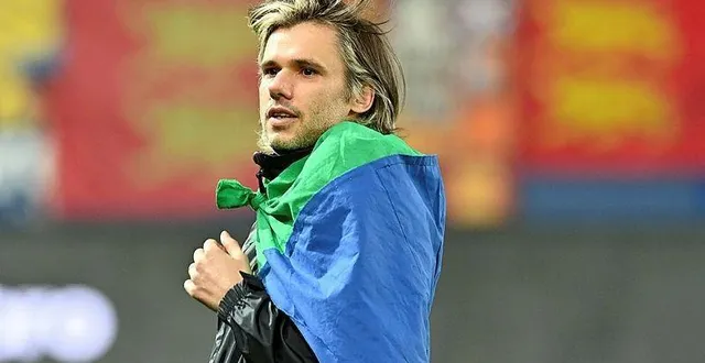 photo  orelsan, ici sous les couleurs de son précédent album « civilisation » au stade malherbe caen, évoque encore et toujours sa ville et son club de cœur, dans son dernier album, « la fuite en avant », sorti ce vendredi 7 novembre 2025, plus ou moins tendrement, dans un disque qui ne manque pas de paroles fortes.  &copy;  archives stéphane geufroi, ouest-france 