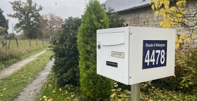 photo  yves gautier, propriétaire d’une résidence secondaire à domfront-en-poiraie, est en colère après la poste qui ne livre plus son courrier lorsqu’il indique son ancienne adresse.  &copy;  ouest-france. 