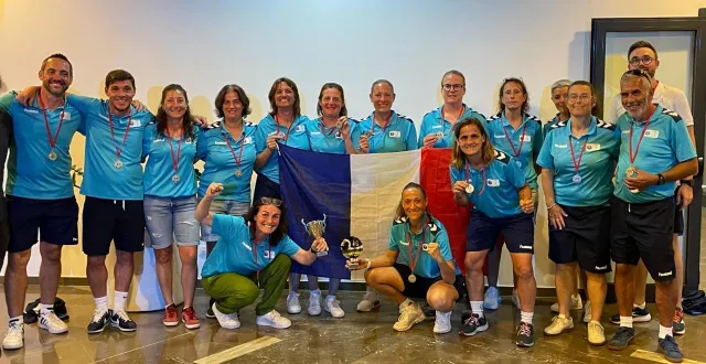 photo  l’équipe des 40 + féminine de foot en marchant est devenue vice-championne du monde. lætitia picard est au centre, derrière le drapeau.  &copy;  co 