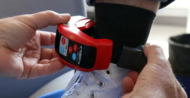 photo  l’homme jugé par le tribunal d’angers s’était vu poser un bracelet électronique le 26 octobre. le 28, il était arrêté pour un nouveau vol.  &copy;  archives ouest-france 