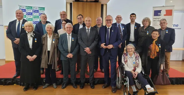 photo  de gauche à droite, au premier rang : danièle lalaounis, anne-véronique coppet, jean-pierre féret, marc andré, christophe de balorre, édith bozo et catherine haué. au second rang : ludovic baechler, philippe le cleuyou, pierre poisson, johanna mauboussin, hervé harel, hervé fournet, stéphane jonot, vincent chauvin, anne laruelle et didier rattier.  &copy;  ouest-france 