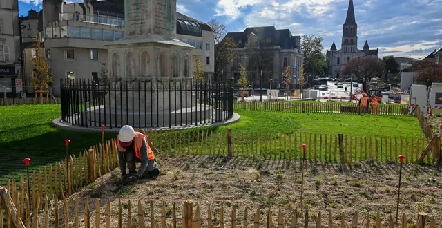 photo  les promeneurs pourront fouler la pelouse qui entoure la statue du roi rené pour mieux l’approcher. un vrai spot à selfies !  &copy;  co - laurent combet 