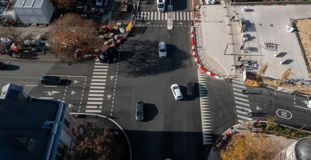 photo  angers, 1er novembre 2025. les derniers travaux dans le carrefour du roi-rené, délesté depuis le mois d’août de la statue du roi rené qui trônait depuis 1853, se concentrent sur les pistes cyclables.  &copy;  co - josselin clair 