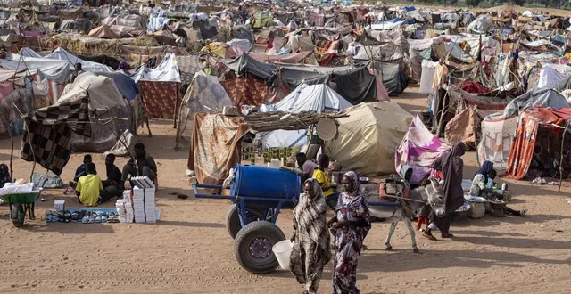 photo  des soudanais déplacés qui ont fui el-fasher après la chute de la ville aux mains des forces de soutien rapide (fsr) marchent dans le camp d’um yanqur, situé à l’extrémité sud-ouest de tawila, dans la région du darfour occidental du soudan déchirée par la guerre, le 3 novembre 2025.  &copy;  afp 