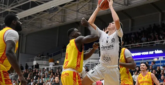 photo  à l’image de gabin pointel, en difficulté sous le cercle, les rennais ont souffert contre tarbes, vendredi 7 novembre 2025.  &copy;  jocelyne régent 