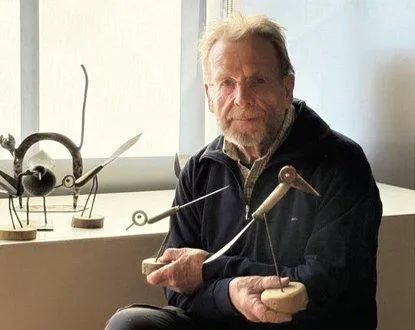 photo  claude olivier fabrique des animaux avec des objets récupérés.  &copy;  martine camillieri 