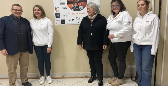 photo  les trois amies ont tenu à remercier leurs soutiens et à dévoiler leur logo : le château de carrouges sur fond de désert marocain.  &copy;  ouest-france 