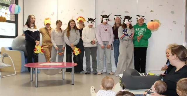 photo  par groupe, les élèves de 3e de la mfr ont mimé des comptines pour les petits au jardin de colas.  &copy;  ouest-france 