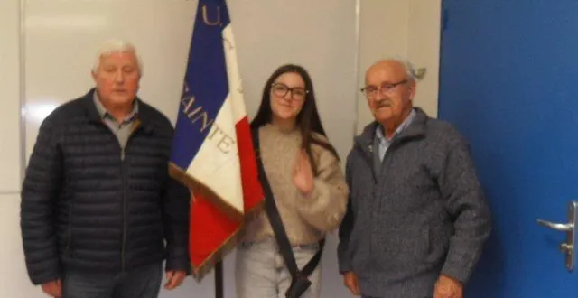 photo  maurice hérissé, et m. garnier, porte-drapeau, effectue la passation de consignes avec noémie, de la classe de défense.  &copy;  le maine libre 