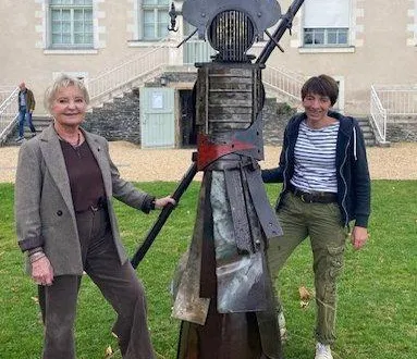 photo  maho, à droite, présente ses veilleurs à bouchemaine.  &copy;  co 