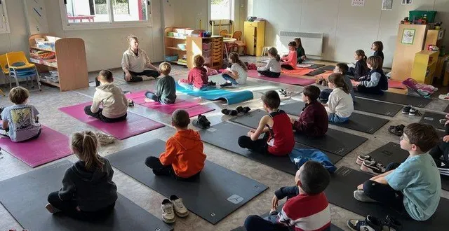 photo  pendant tout le mois de novembre, georgina, du bô yoga studio, anime des séances de yoga, pour les élèves de l’école saint-louis. une bonne manière de gérer leurs émotions, au cours d’une activité où règne le calme.  &copy;  co 