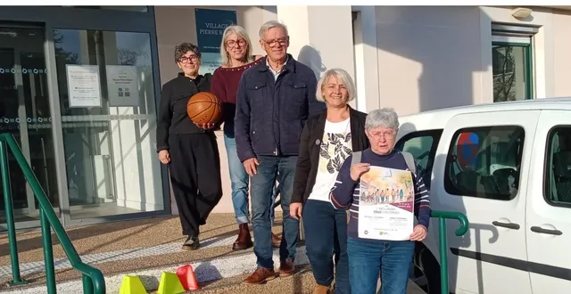 photo  de g. à dr. : adeline roi et magali ganne du vpr, dominique bréjeon, maire, isabelle raimbault, adjointe, et évelyne billaud, du collectif handicap.  &copy;  co 