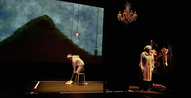 photo  sur scène, deux comédiennes transmettent l’histoire authentique de noëlla rouget.  &copy;  daniel garandeau 