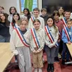 photo les anciens cmj ont laissé leur écharpe aux nouveaux jeunes élus.