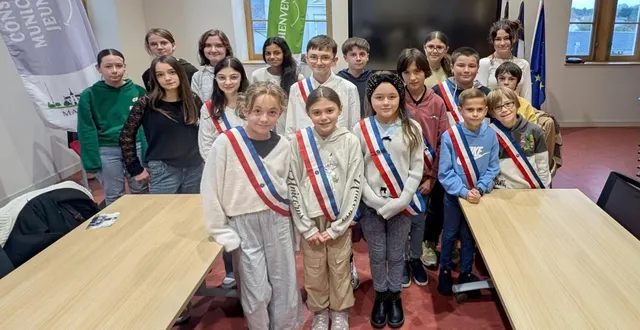 photo  les anciens cmj ont laissé leur écharpe aux nouveaux jeunes élus.  &copy;  ouest-france 