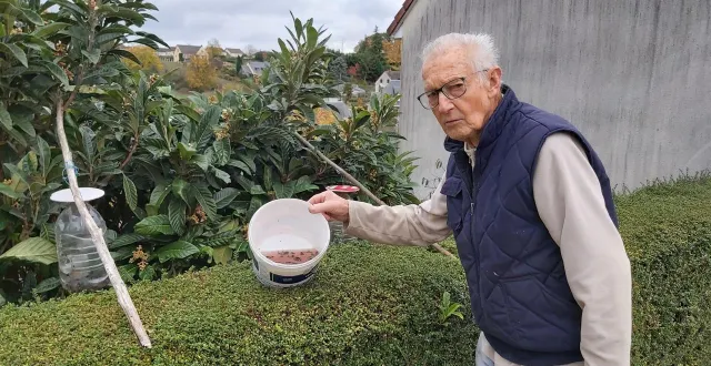 photo  pierre delavier, apiculteur, s’inquiète de la prolifération des frelons asiatiques.  &copy;  le maine libre 
