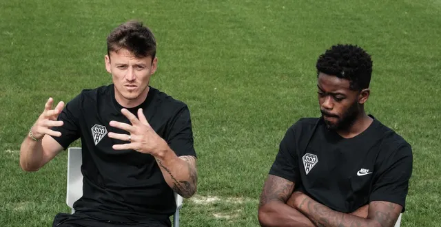 photo  pierrick capelle et abdoulaye bamba, deux voix qui portent dans le vestiaire du sco.  &copy;  simon torlotin / ouest-france 