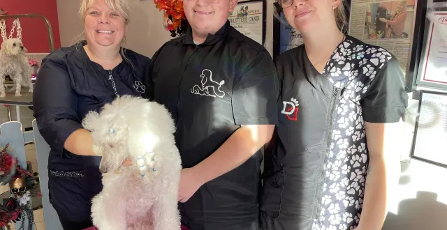 photo  mathéo entouré de florie gallier de l’enseigne snobidog et d’une de ses collègues  &copy;  le maine libre 